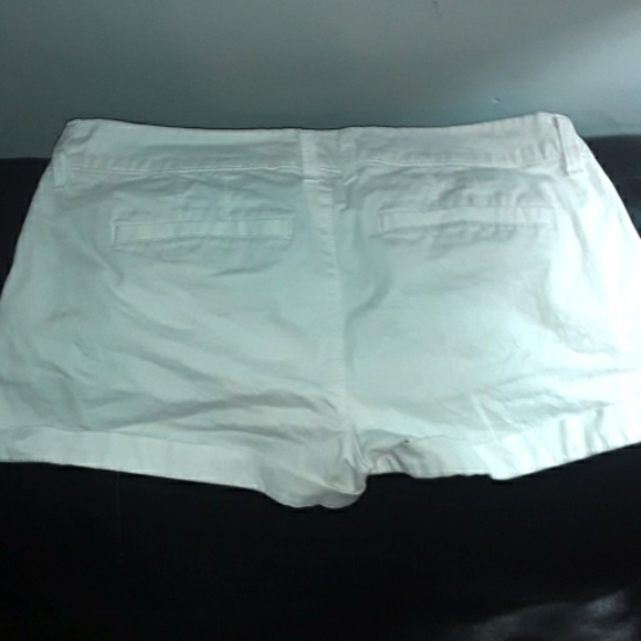 WHITE SHORT SHORTS - Picture 4 of 5